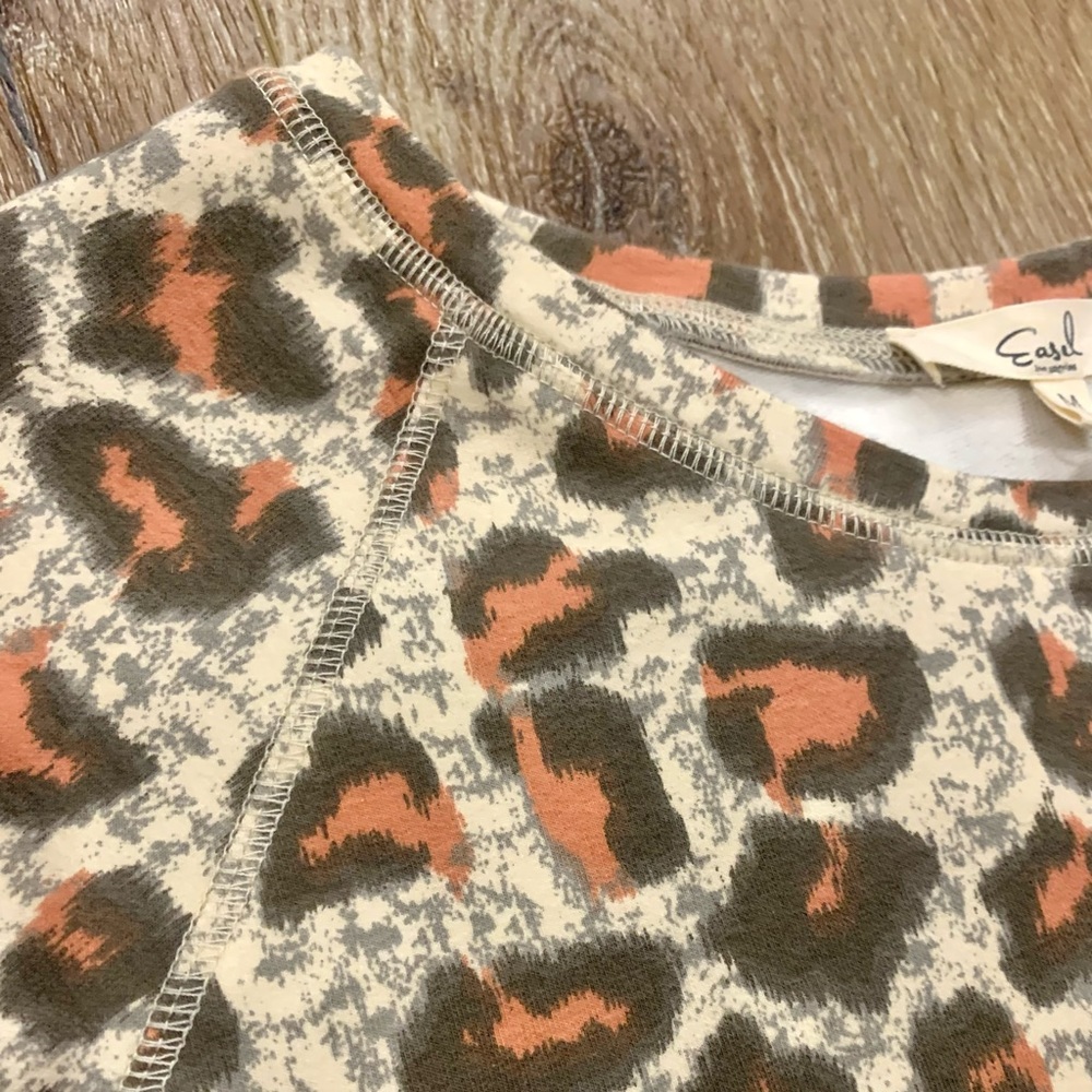 NWT Easel Medium Leopard Cheetah Print Top - Picture 9 of 9